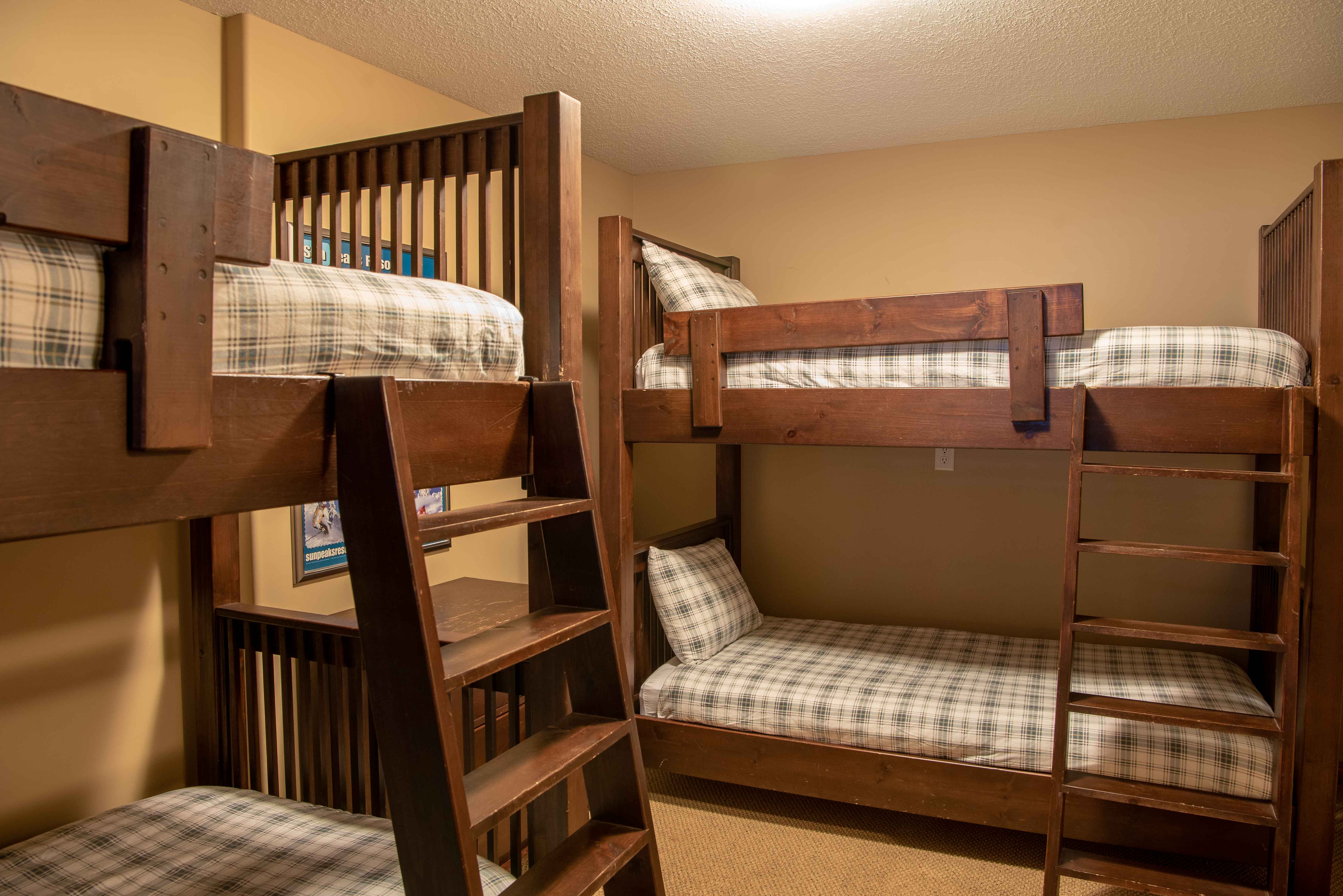 Trail's Edge den with two sets of bunkbeds