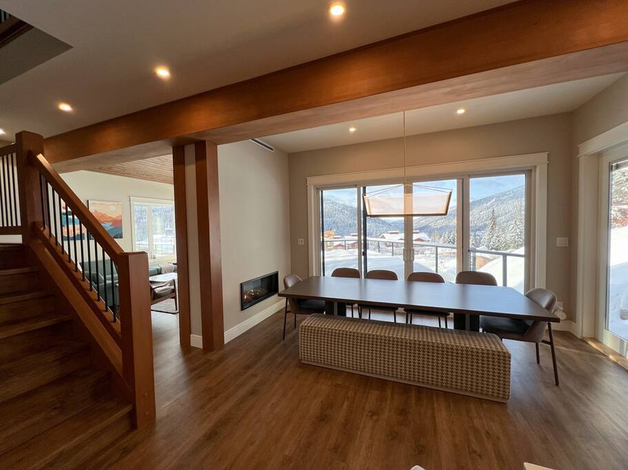 Aurora Ridge Chalet Dining Area