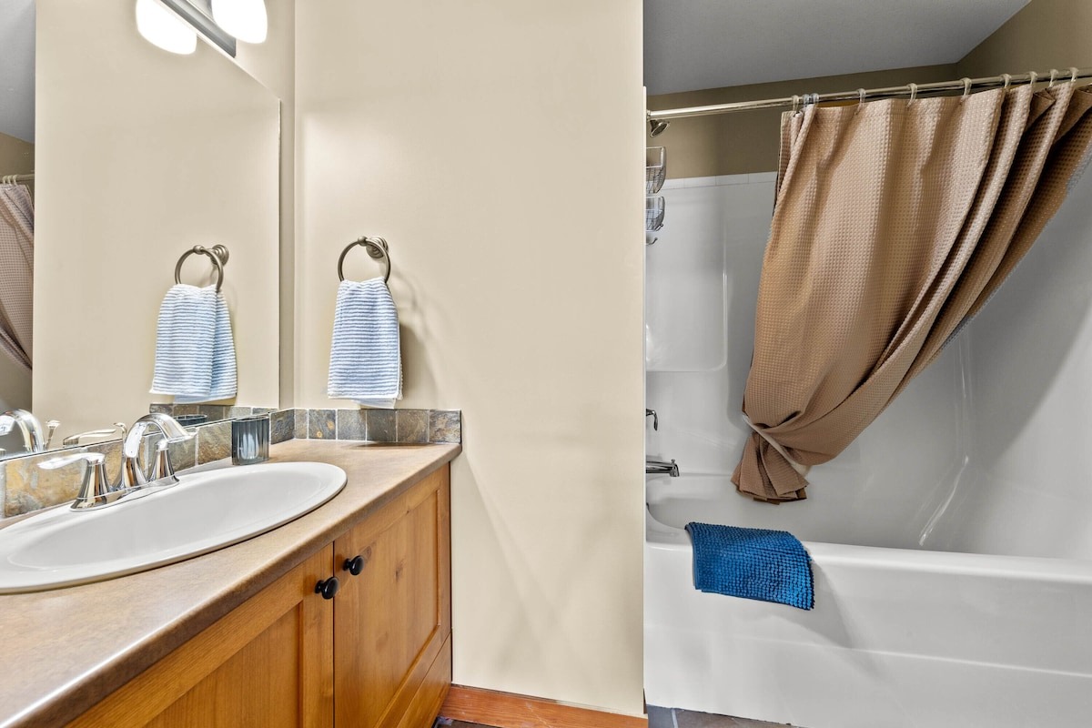 27 Settlers Crossing Main Bathroom