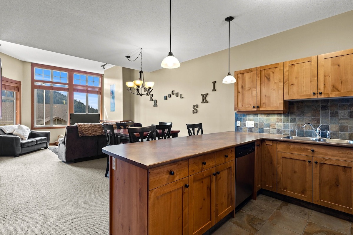 27settler-living room kitchen