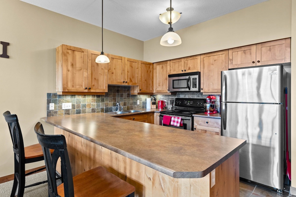 27 Settler's Crossing well-stocked kitchen