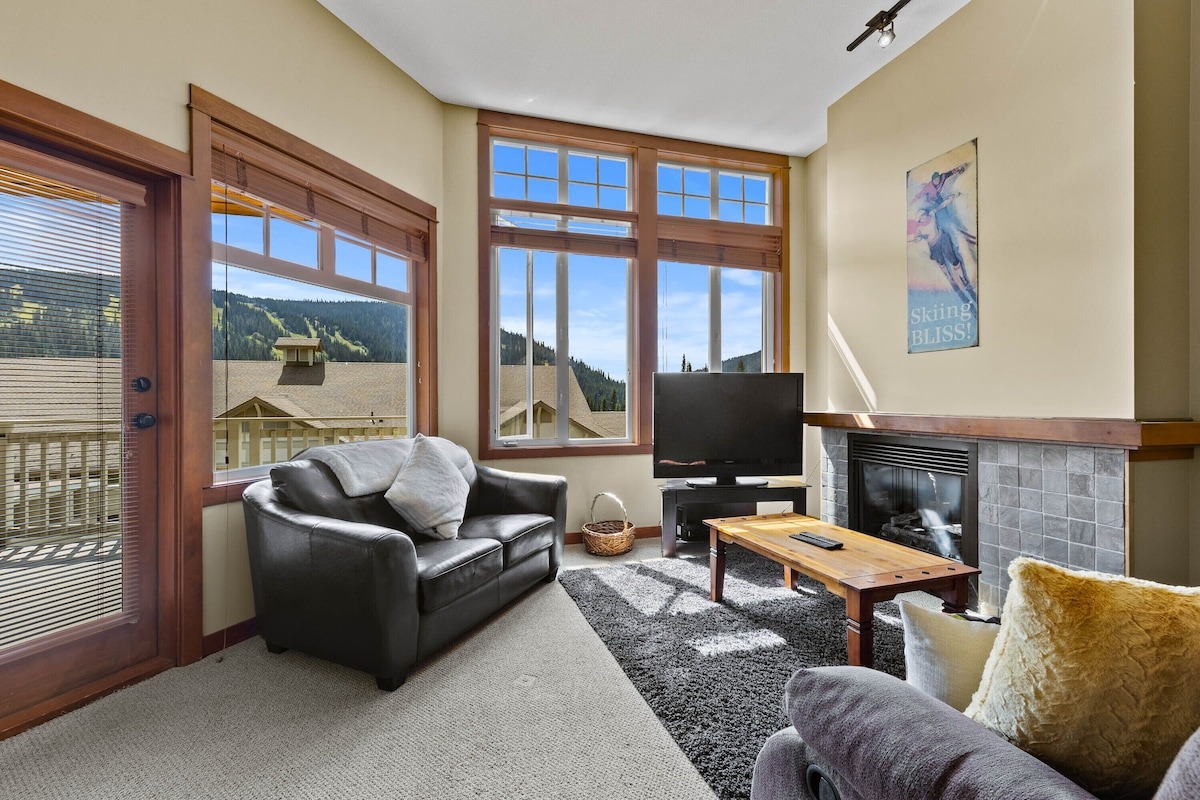 #27 Settler's Crossing Living Room