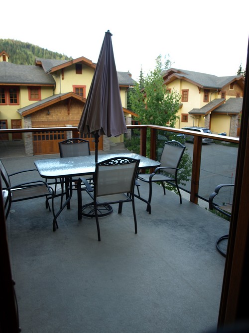 Trails Edge 15 sundeck with mountain views